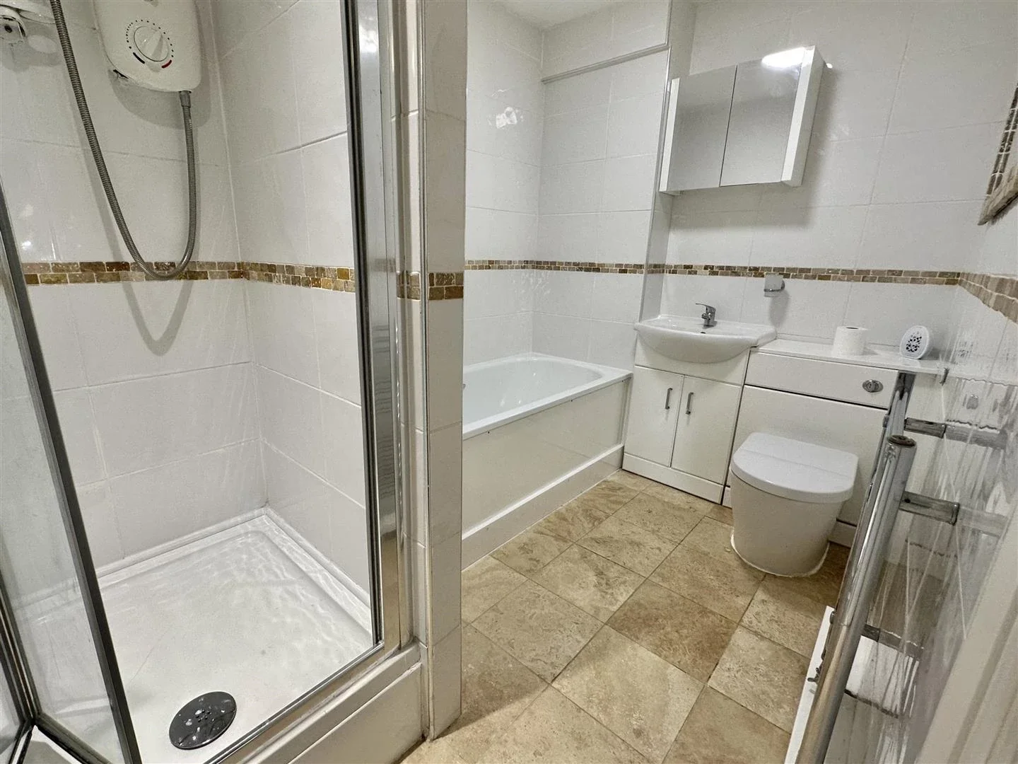 Flat Connaught Avenue in Greater London