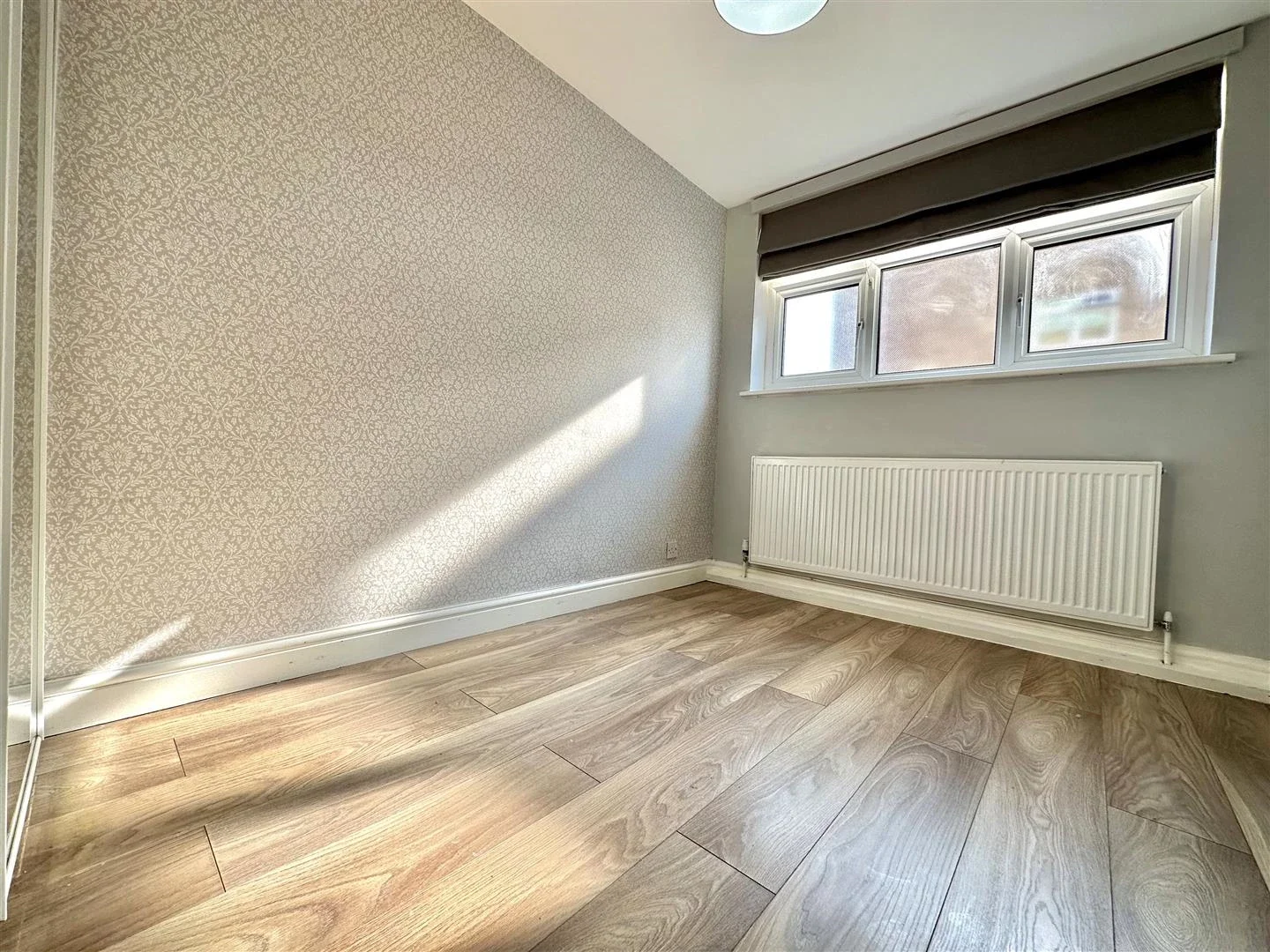 Flat Connaught Avenue in Greater London