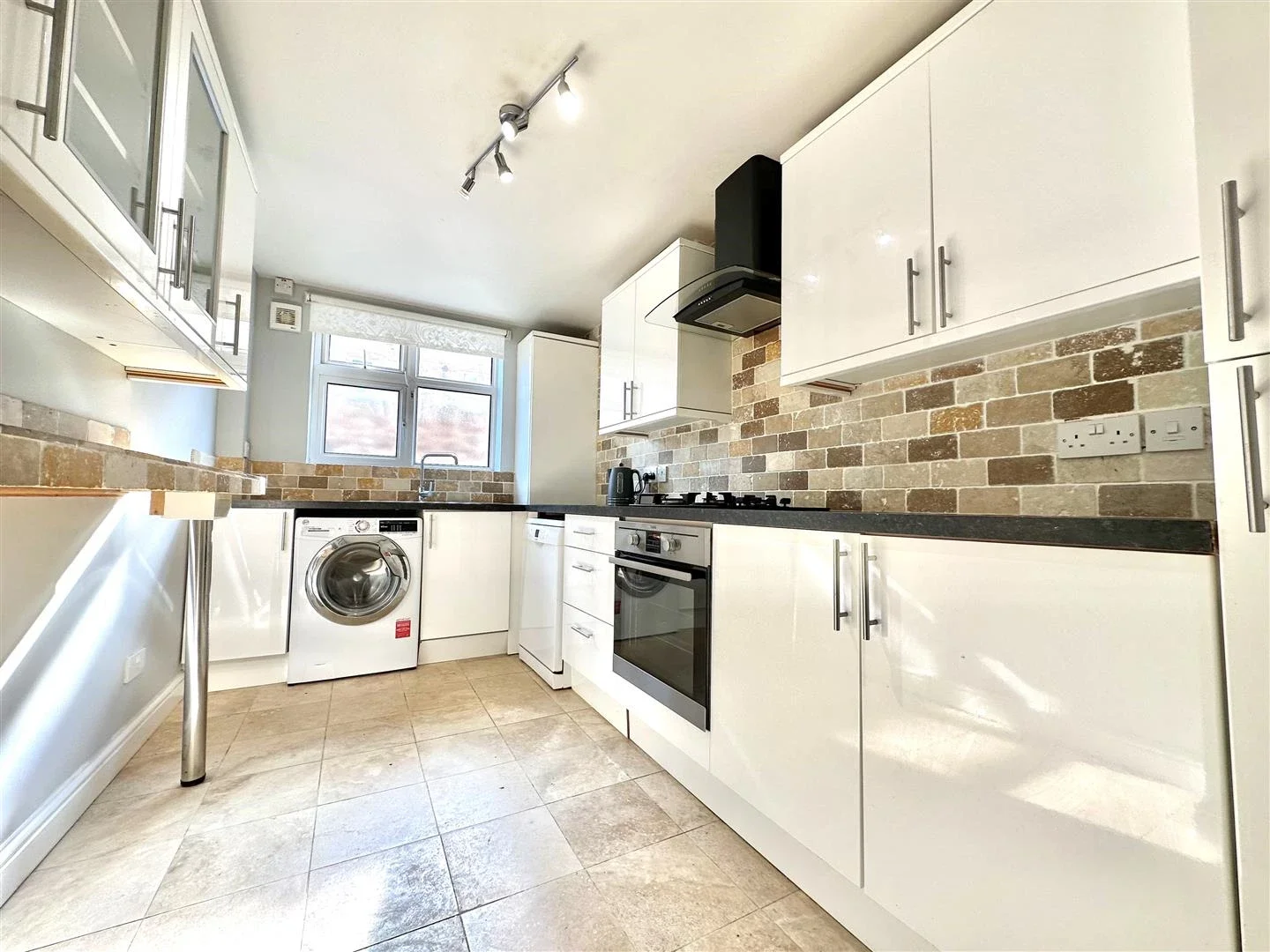 Flat Connaught Avenue in Greater London