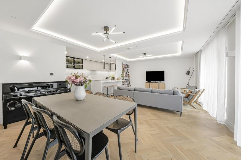 Flat Finchley Road in Greater London