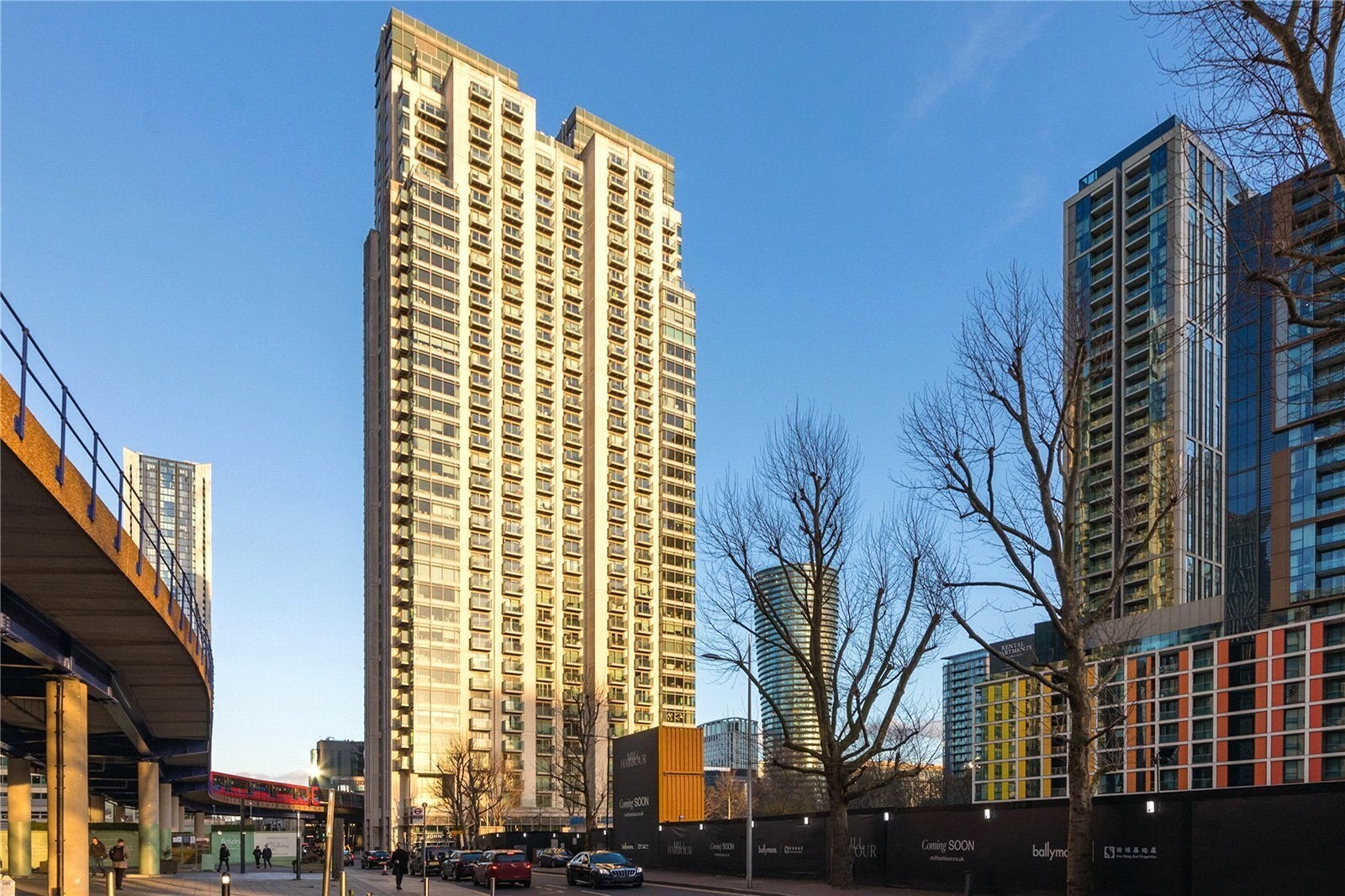 Flat Pan Peninsula Square in Greater London
