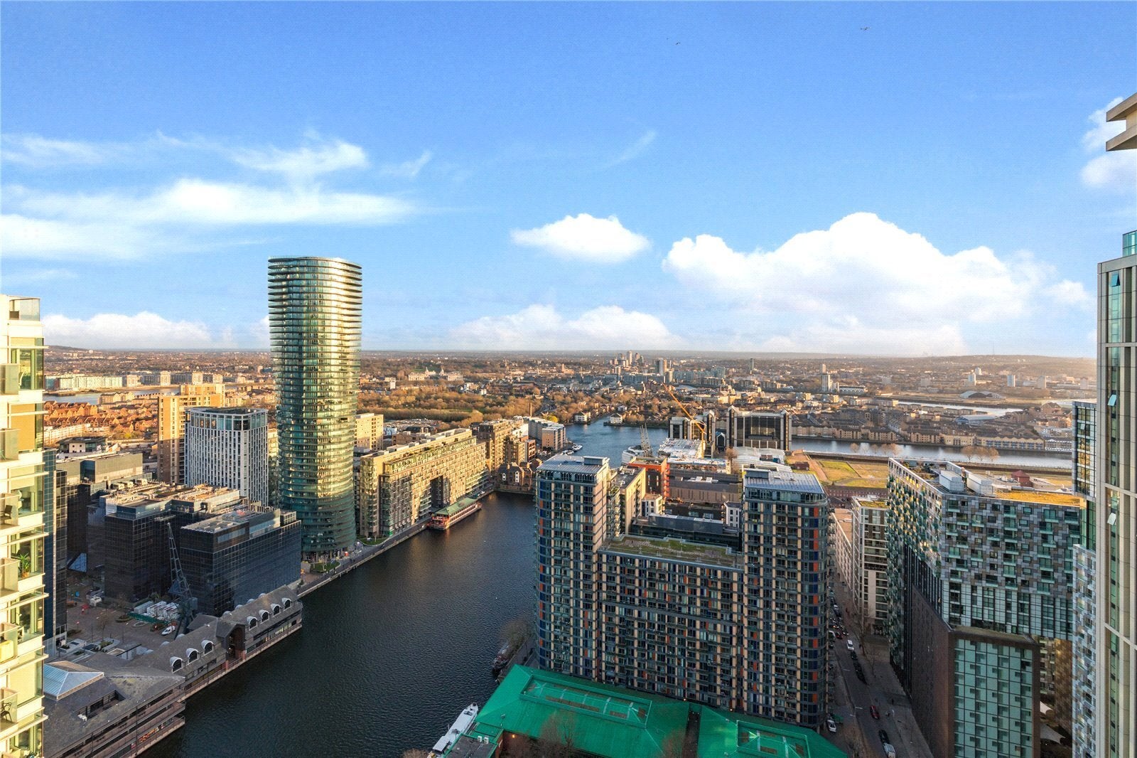 Flat Pan Peninsula Square in Greater London