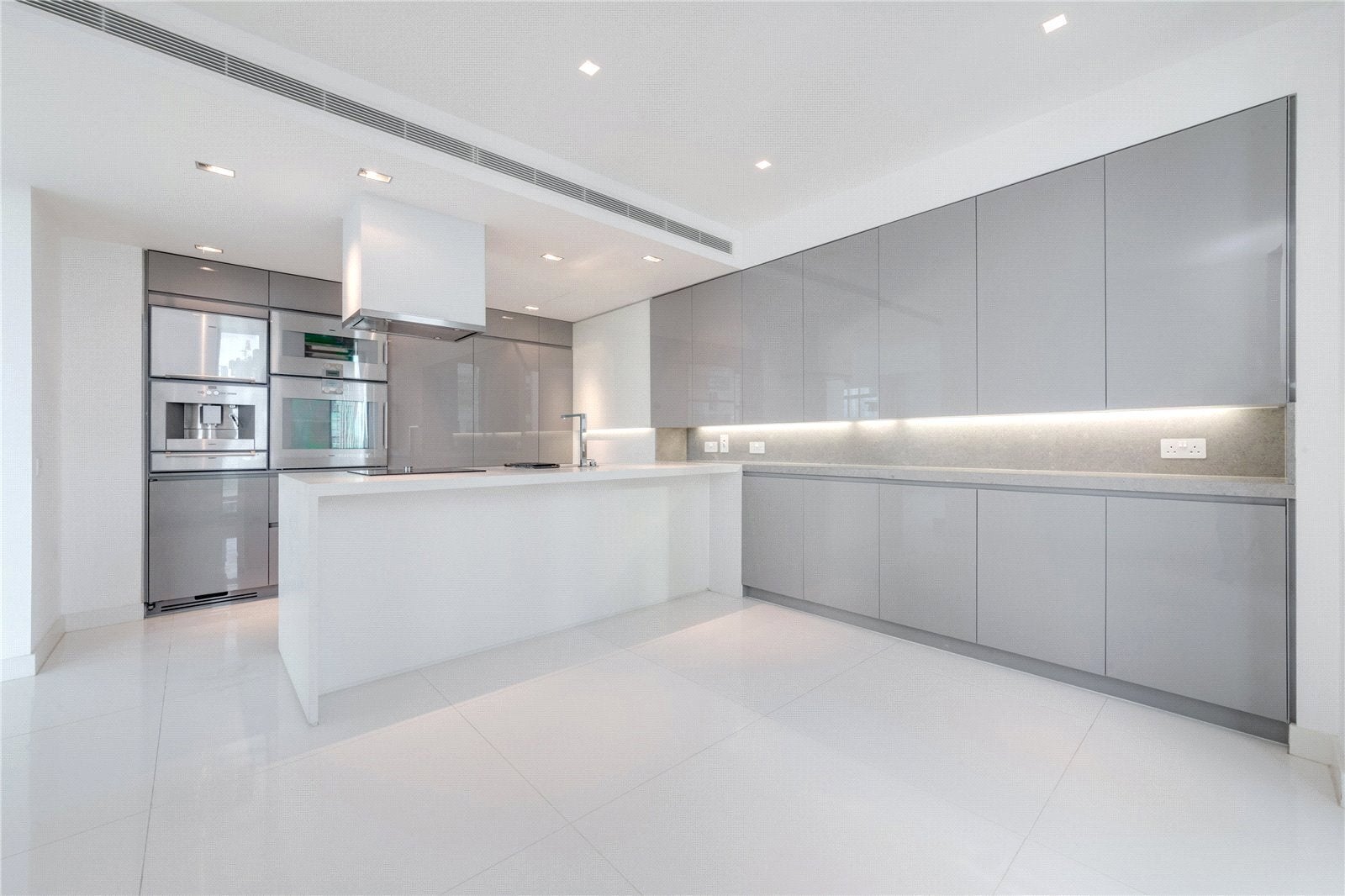 Flat Pan Peninsula Square in Greater London