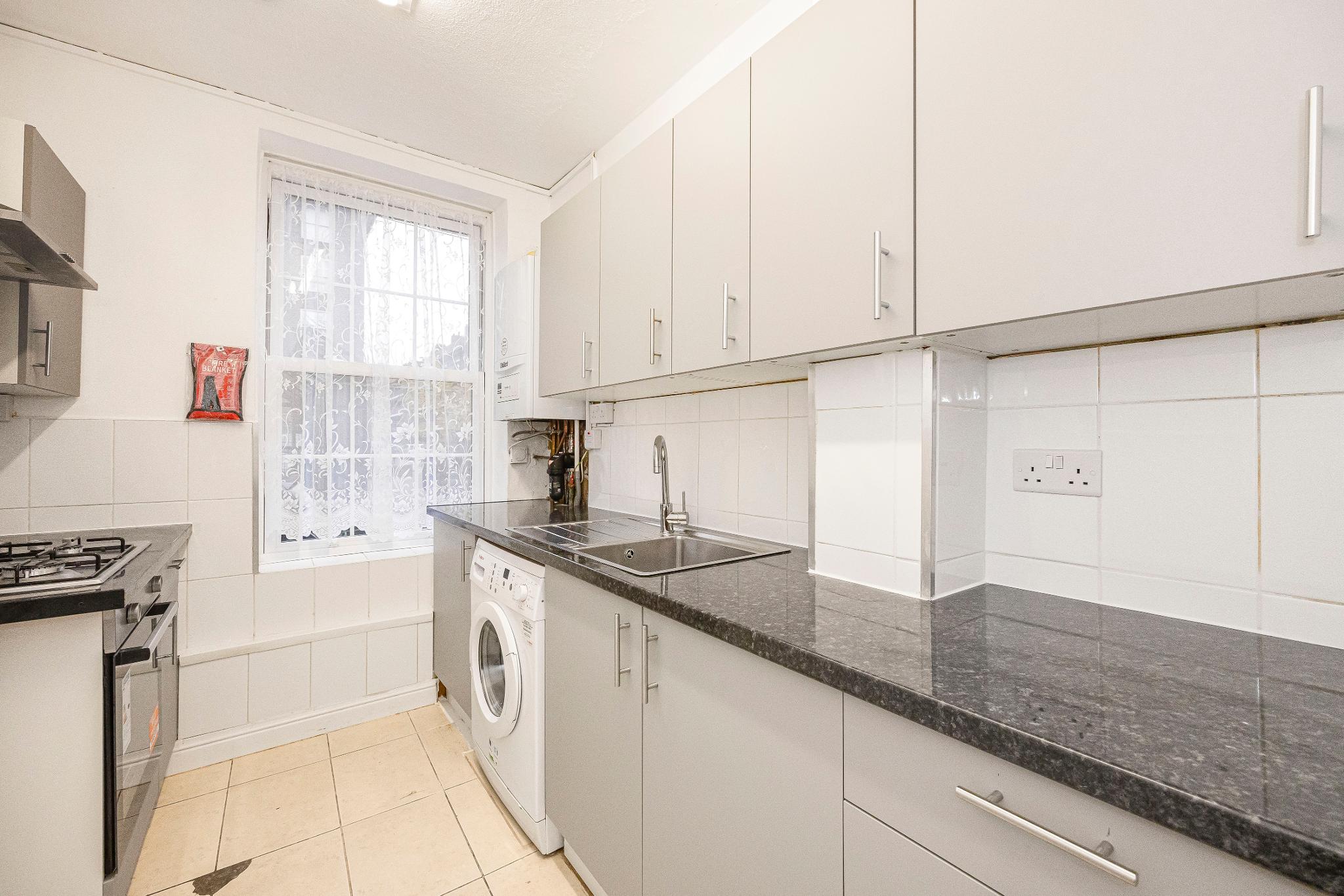 Room Shadwell Gardens in Greater London