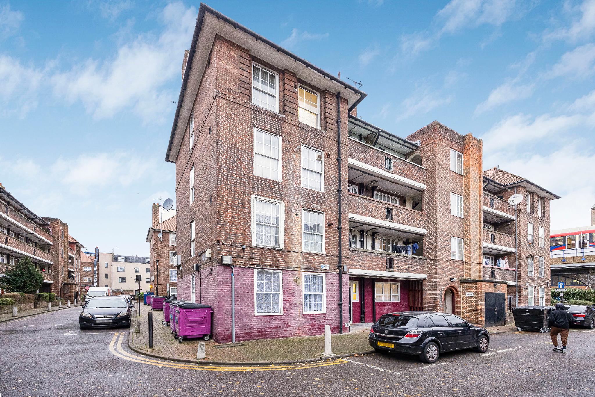 Room Shadwell Gardens in Greater London
