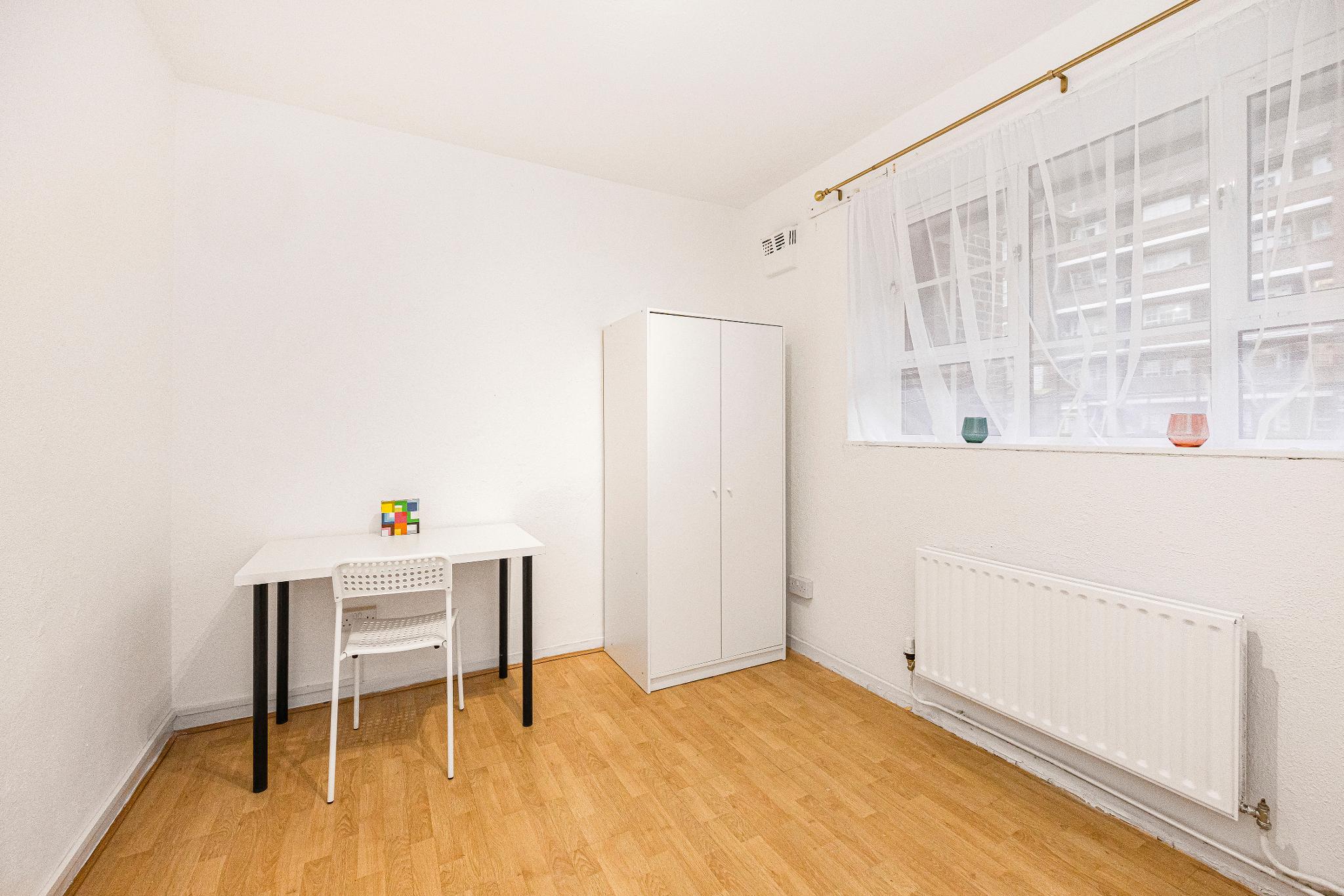 Room Shadwell Gardens in Greater London