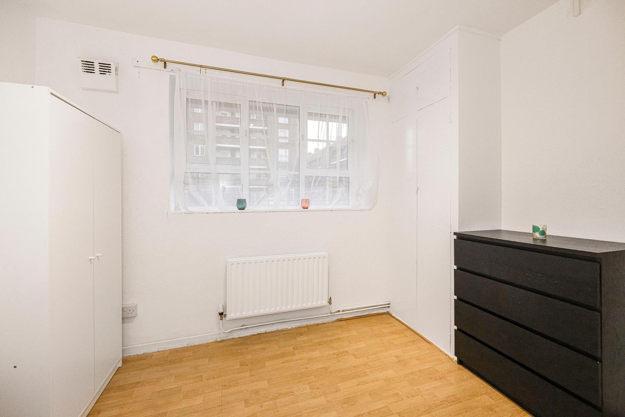 Room Shadwell Gardens in Greater London