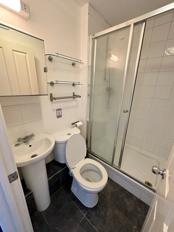 Room Westferry Road in Greater London