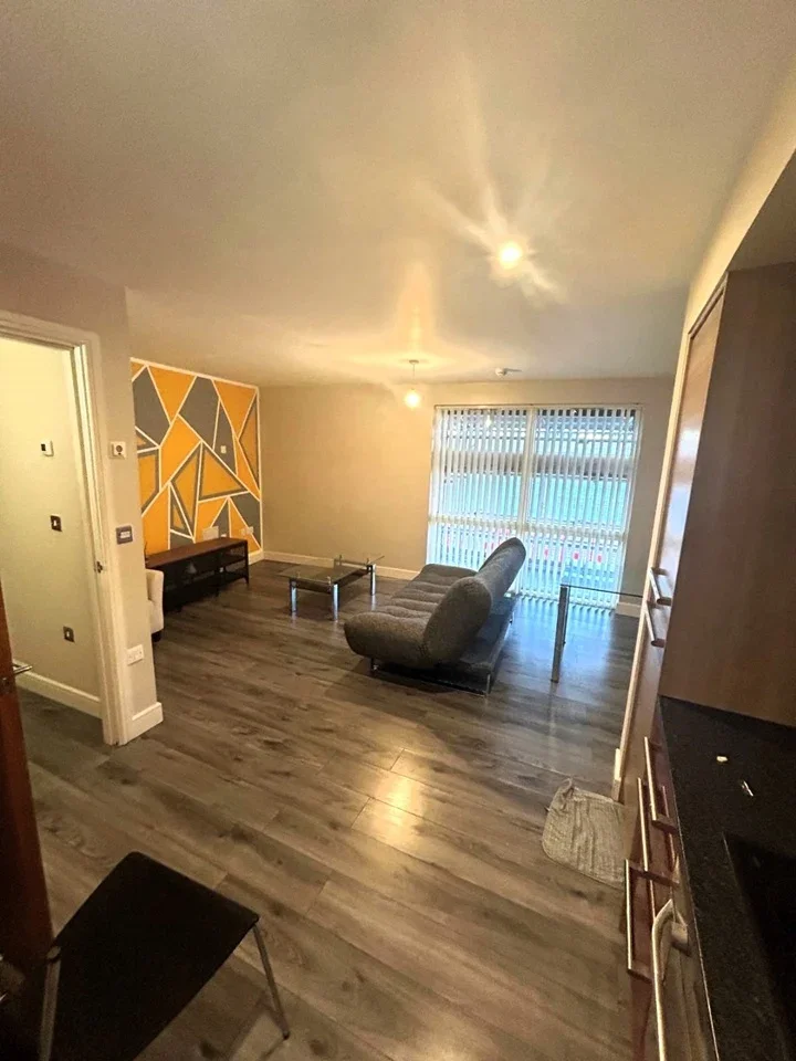 Flat Edgbaston Crescent in Birmingham