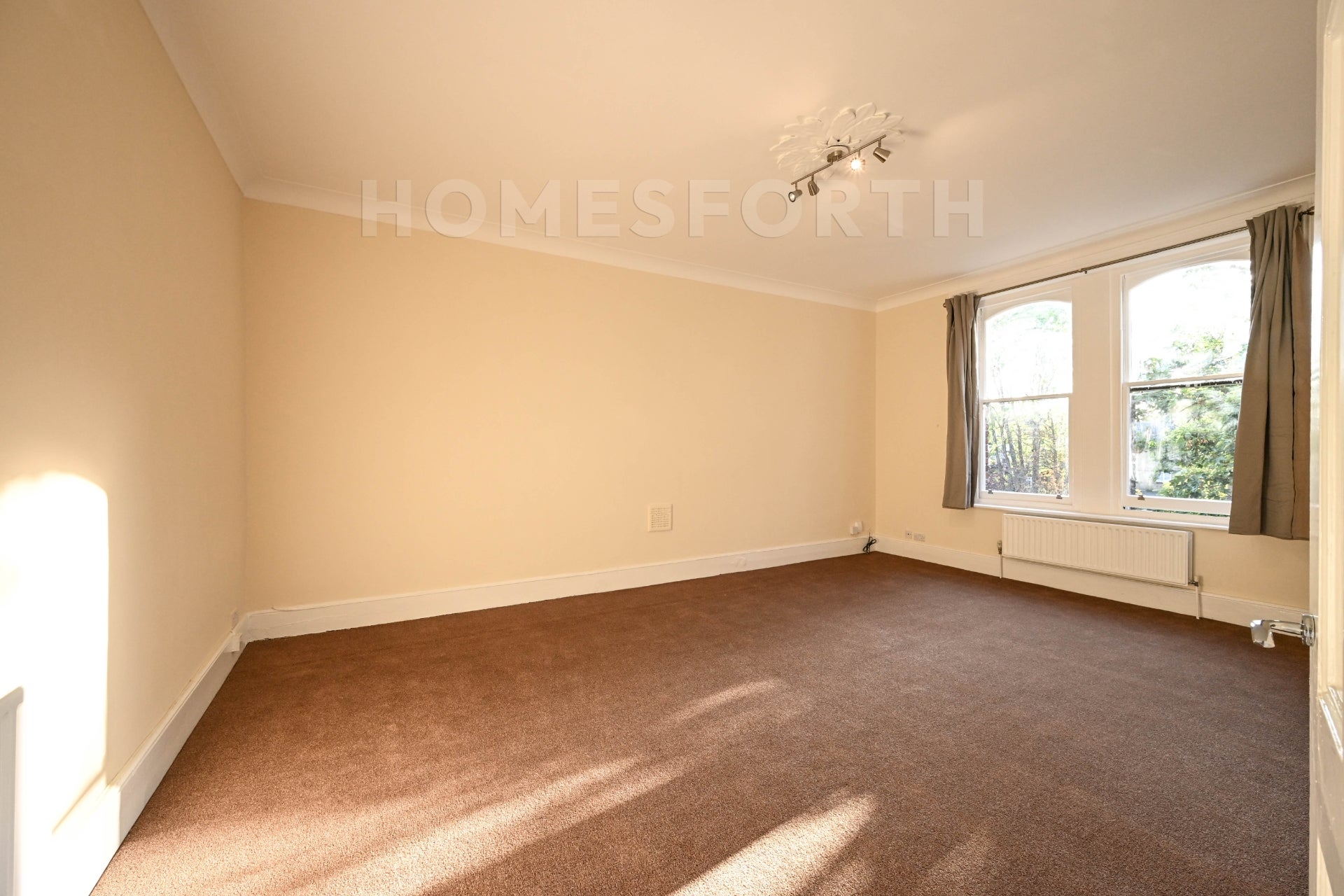 Flat Warminster Road in Greater London
