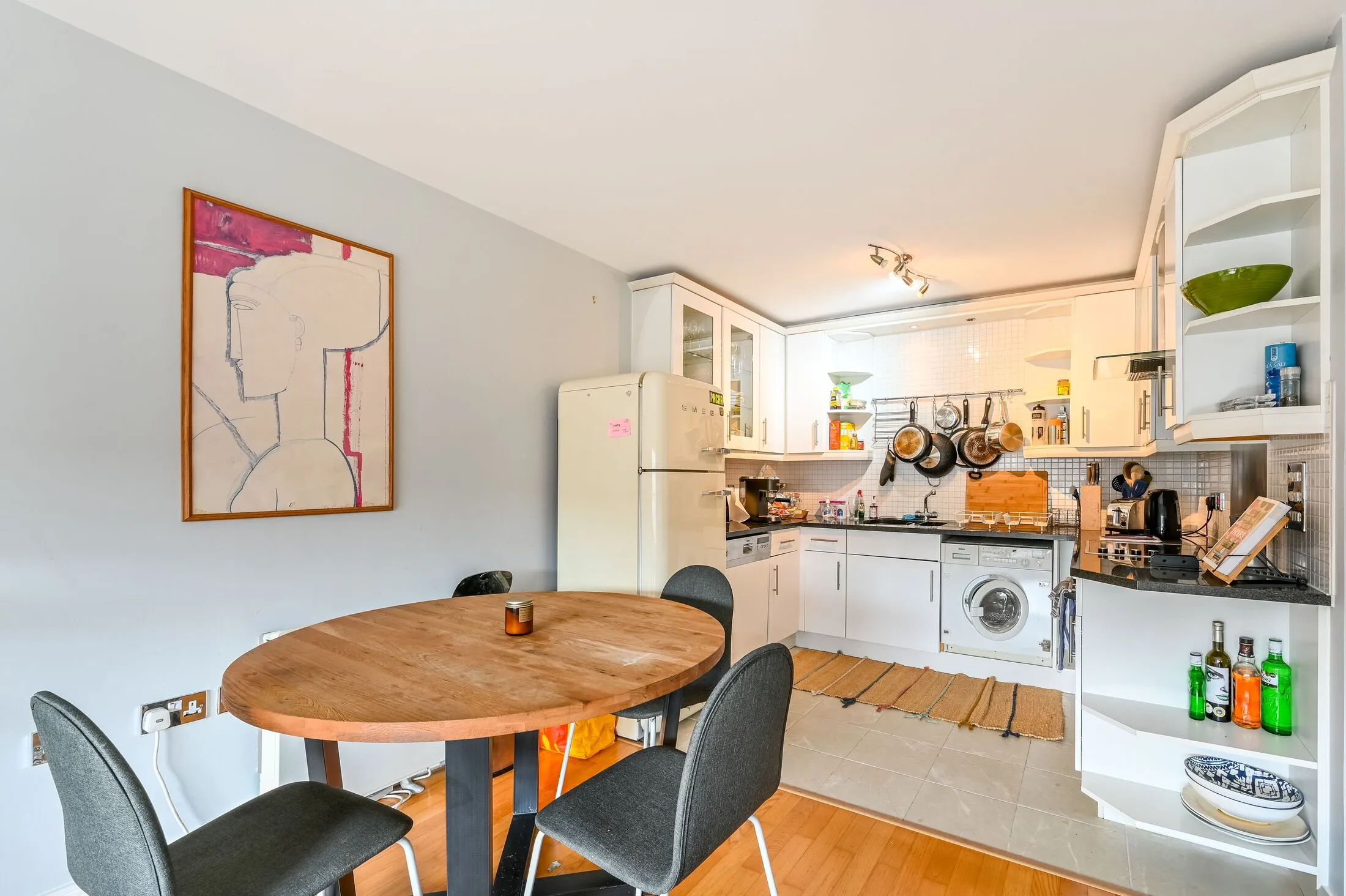 Flat Defoe Road in Greater London