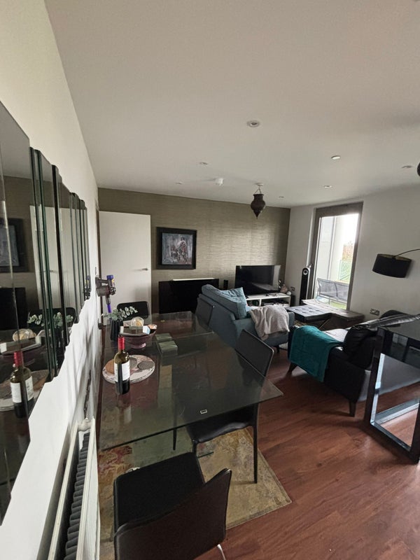 Room Booth Road in Greater London