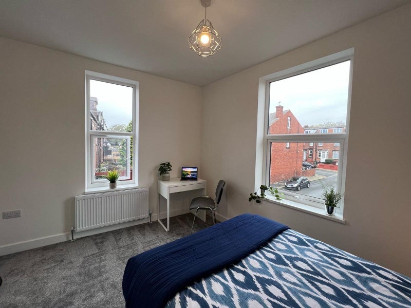 Flat Parkfield Road in Leeds