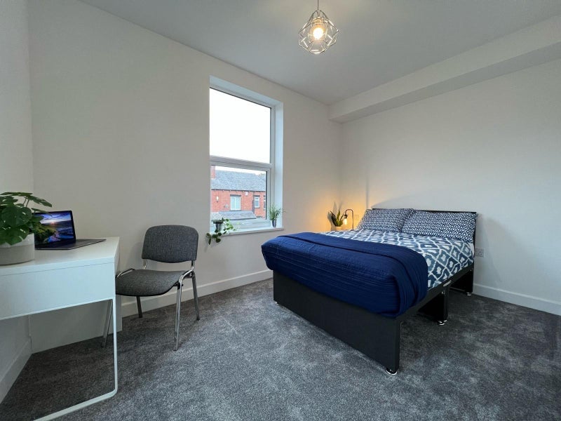 Flat Parkfield Road in Leeds
