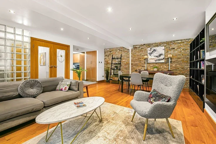 Flat Brook Mews North in City of Westminster