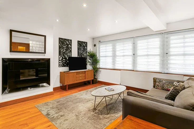 Flat Brook Mews North in City of Westminster