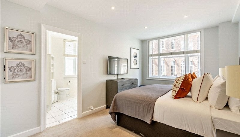 Flat Hill Street in City of Westminster