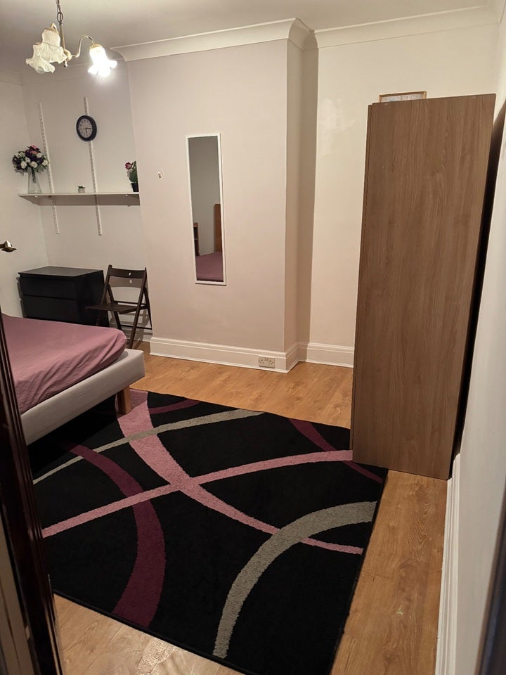 Room Dollis Hill Lane in Greater London