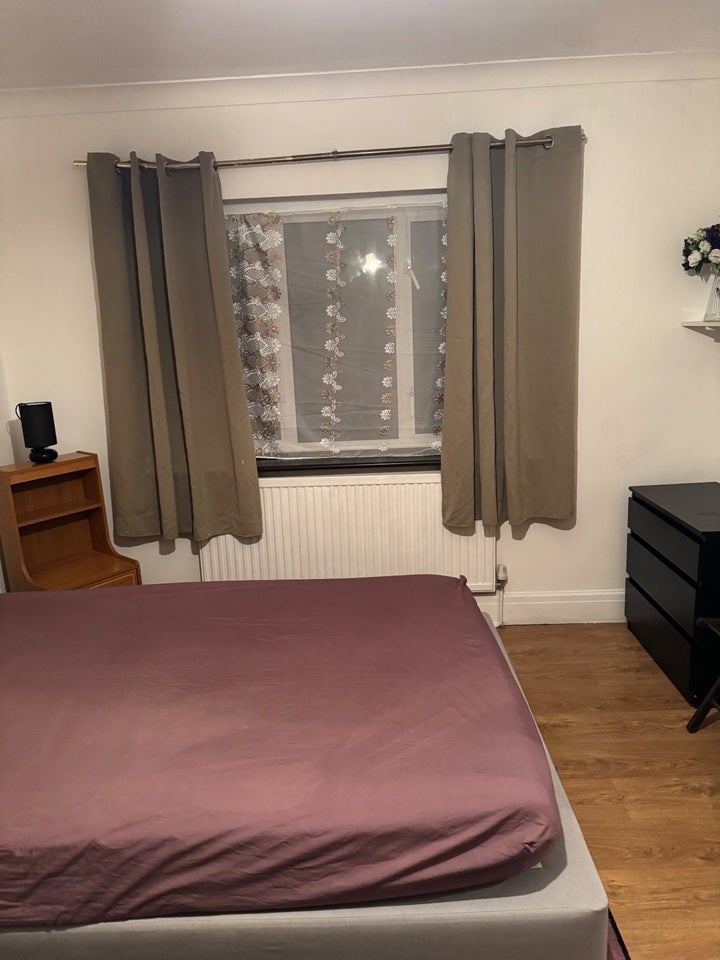 Room Dollis Hill Lane in Greater London