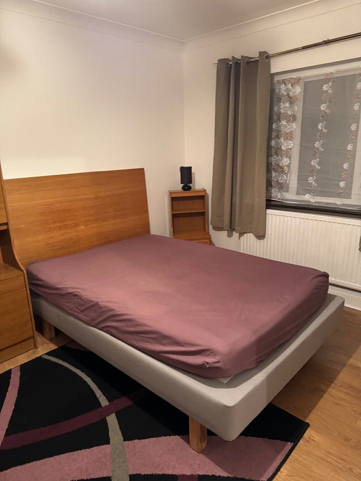 Room Dollis Hill Lane in Greater London