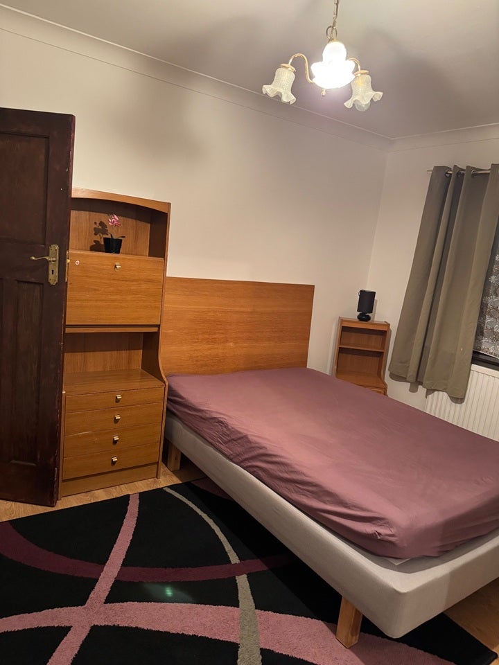 Room Dollis Hill Lane in Greater London