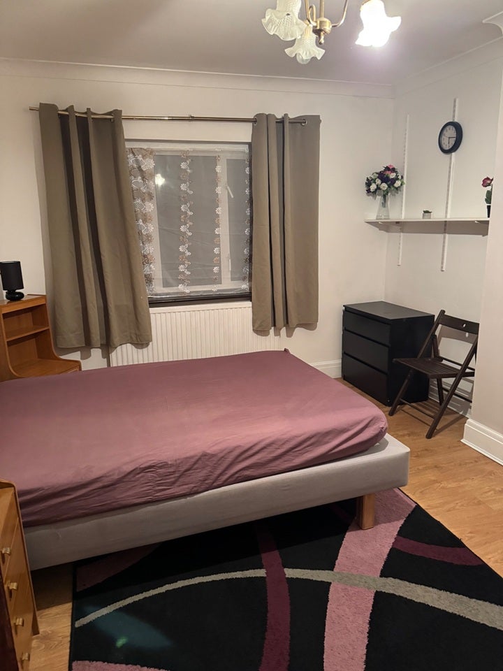 Room Dollis Hill Lane in Greater London