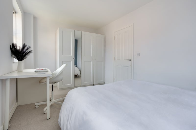 Room Somerley Drive in Crawley