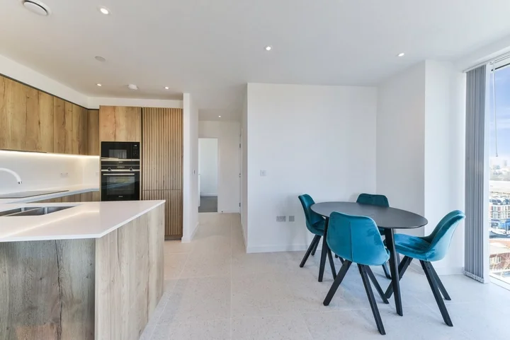 Flat Cendal Crescent in Greater London