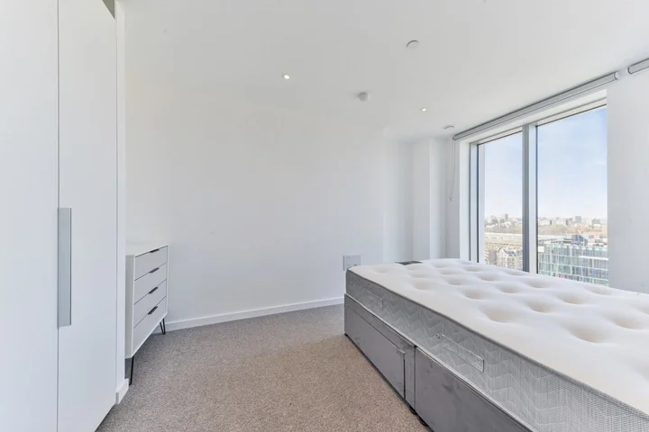 Flat Cendal Crescent in Greater London