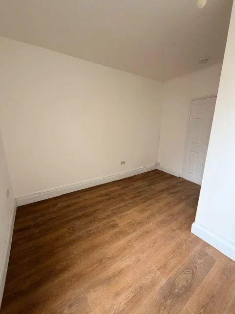 Flat Whitestile Road in Greater London