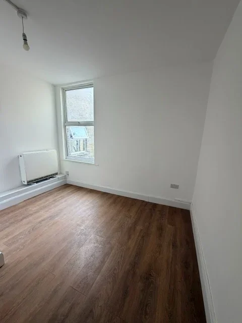 Flat Whitestile Road in Greater London