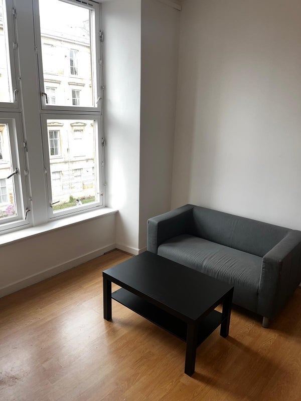 Room Kent Road in Glasgow