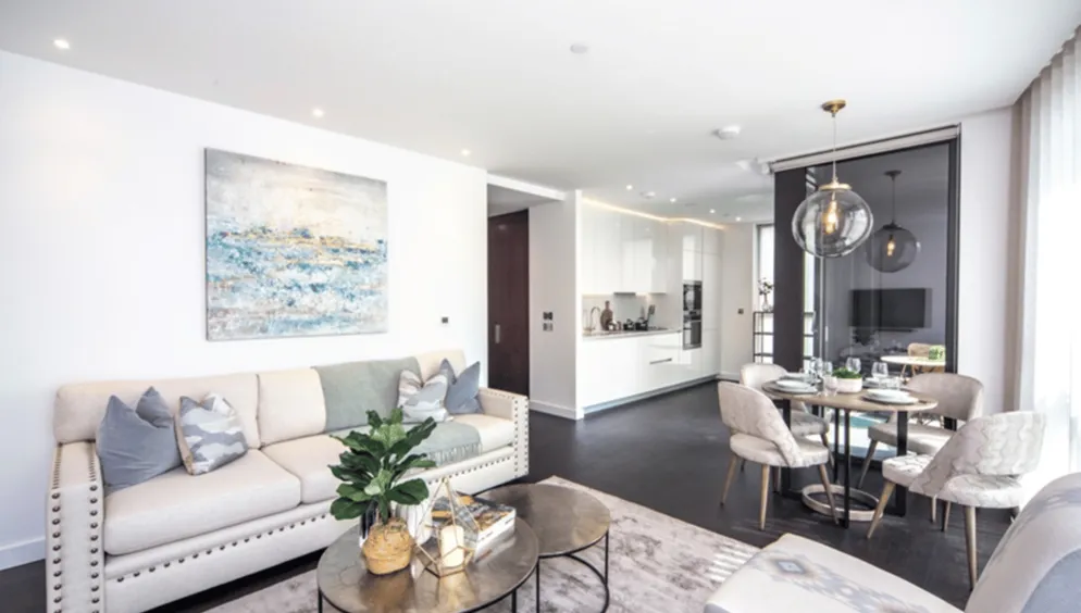 Flat Ponton Road in Greater London