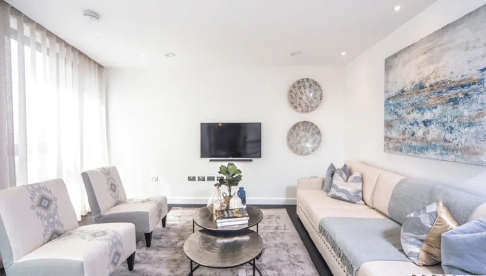 Flat Ponton Road in Greater London