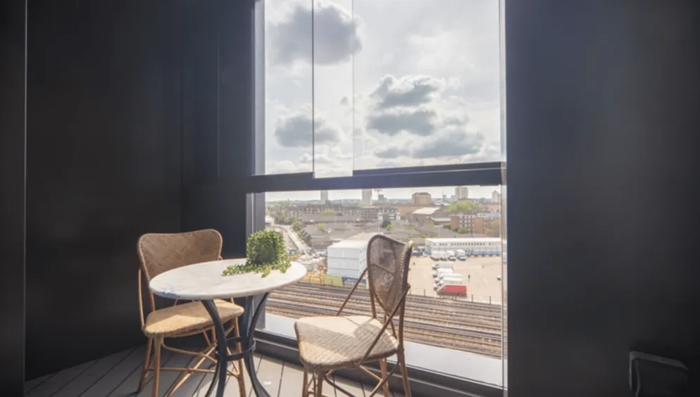 Flat Ponton Road in Greater London