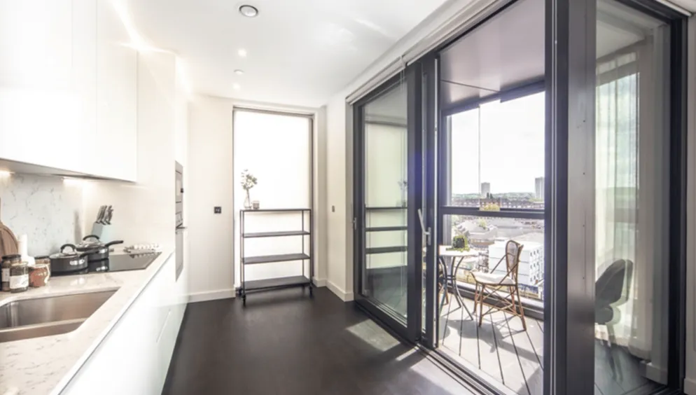 Flat Ponton Road in Greater London