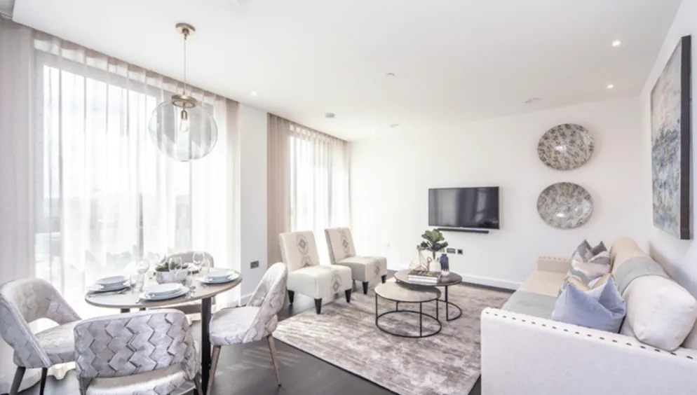 Flat Ponton Road in Greater London