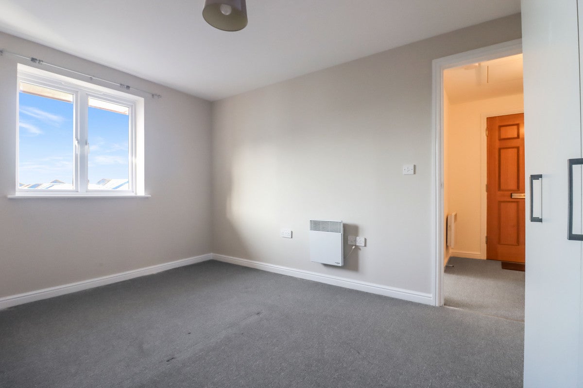 Flat Felixstowe Road in Greater London