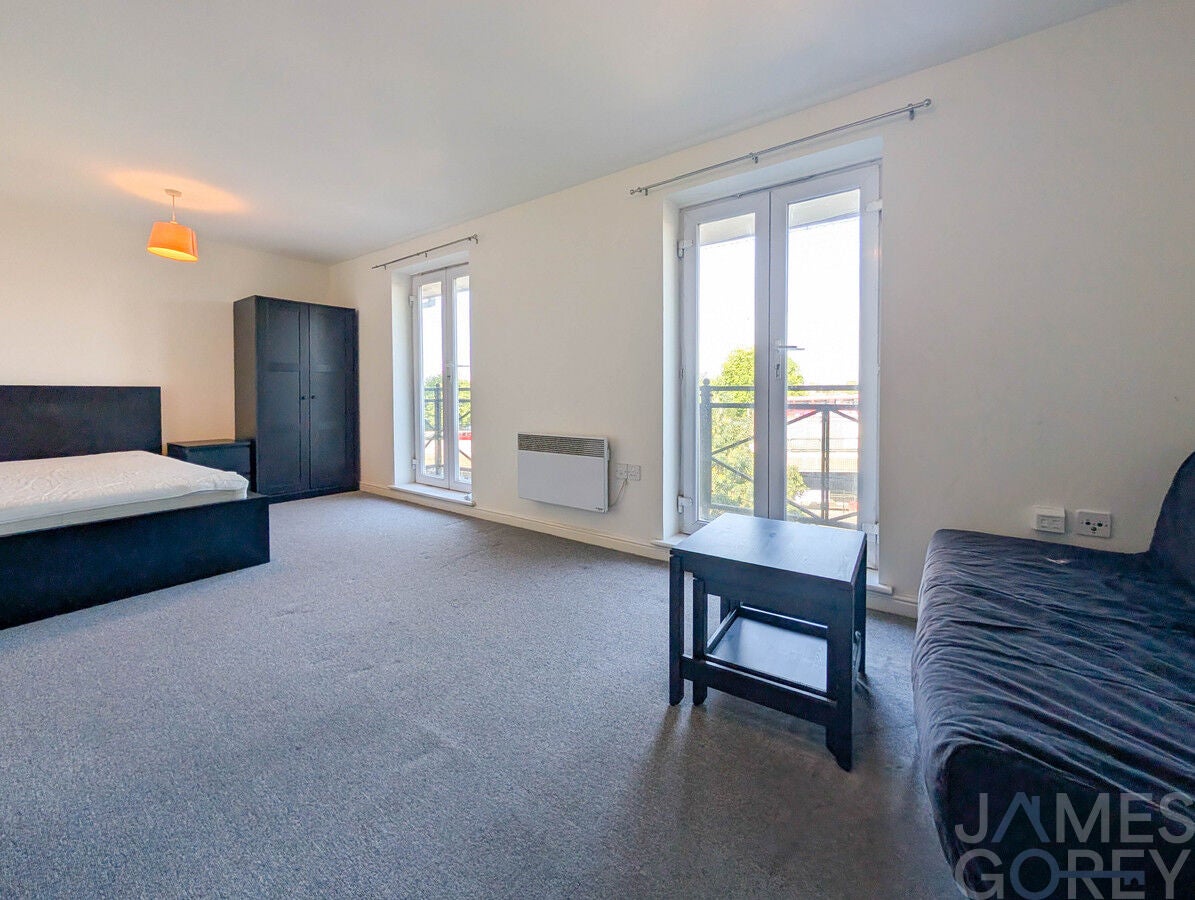 Flat Felixstowe Road in Greater London