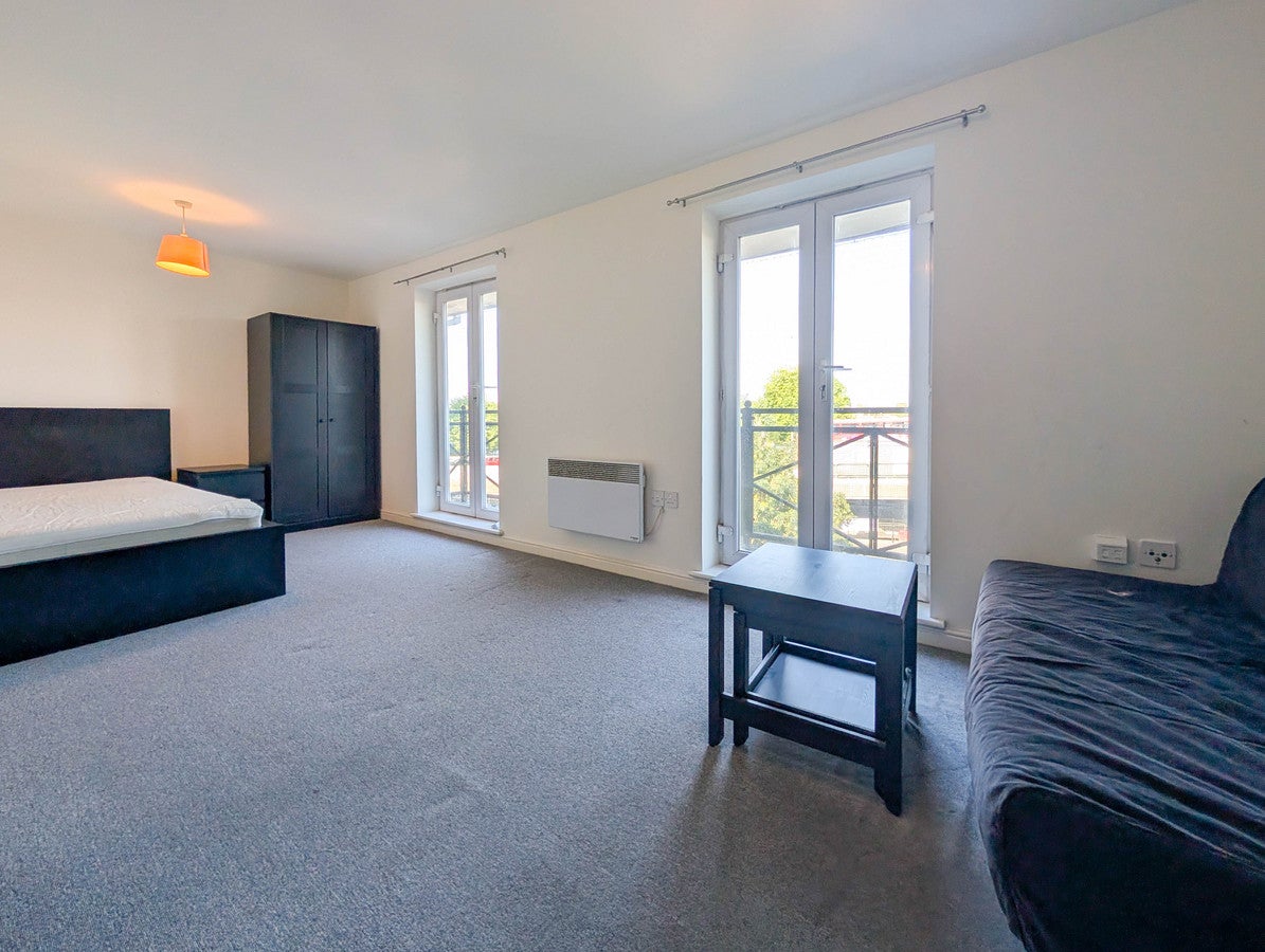 Flat Felixstowe Road in Greater London