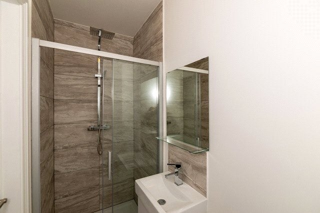 Room Davidson Road in Greater London