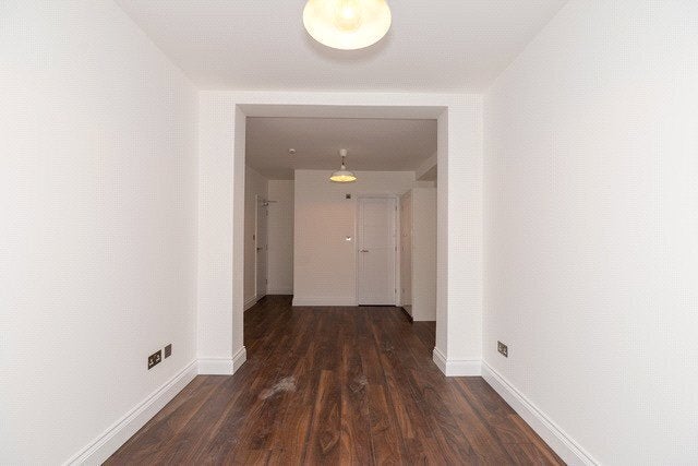 Room Davidson Road in Greater London