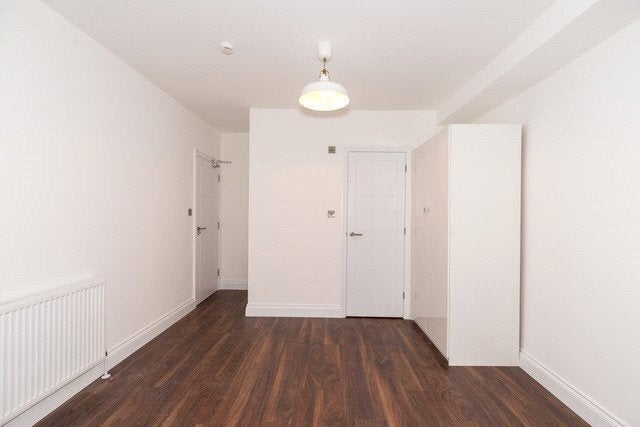 Room Davidson Road in Greater London