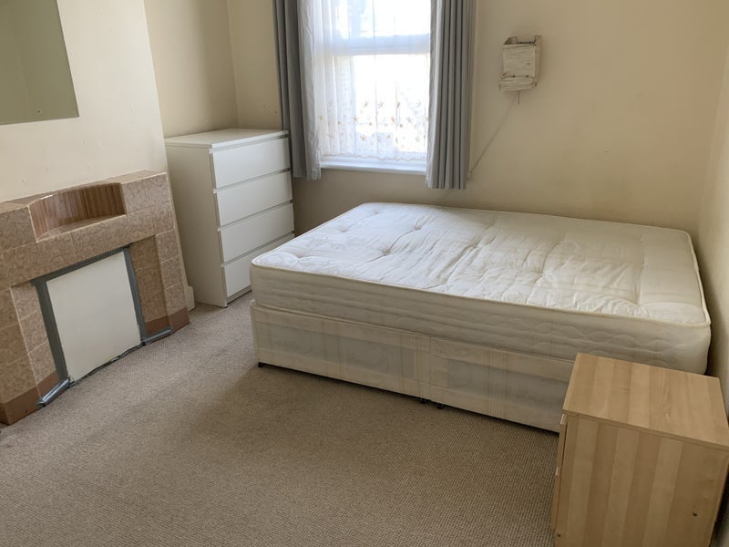 Room Gayford Road in Greater London