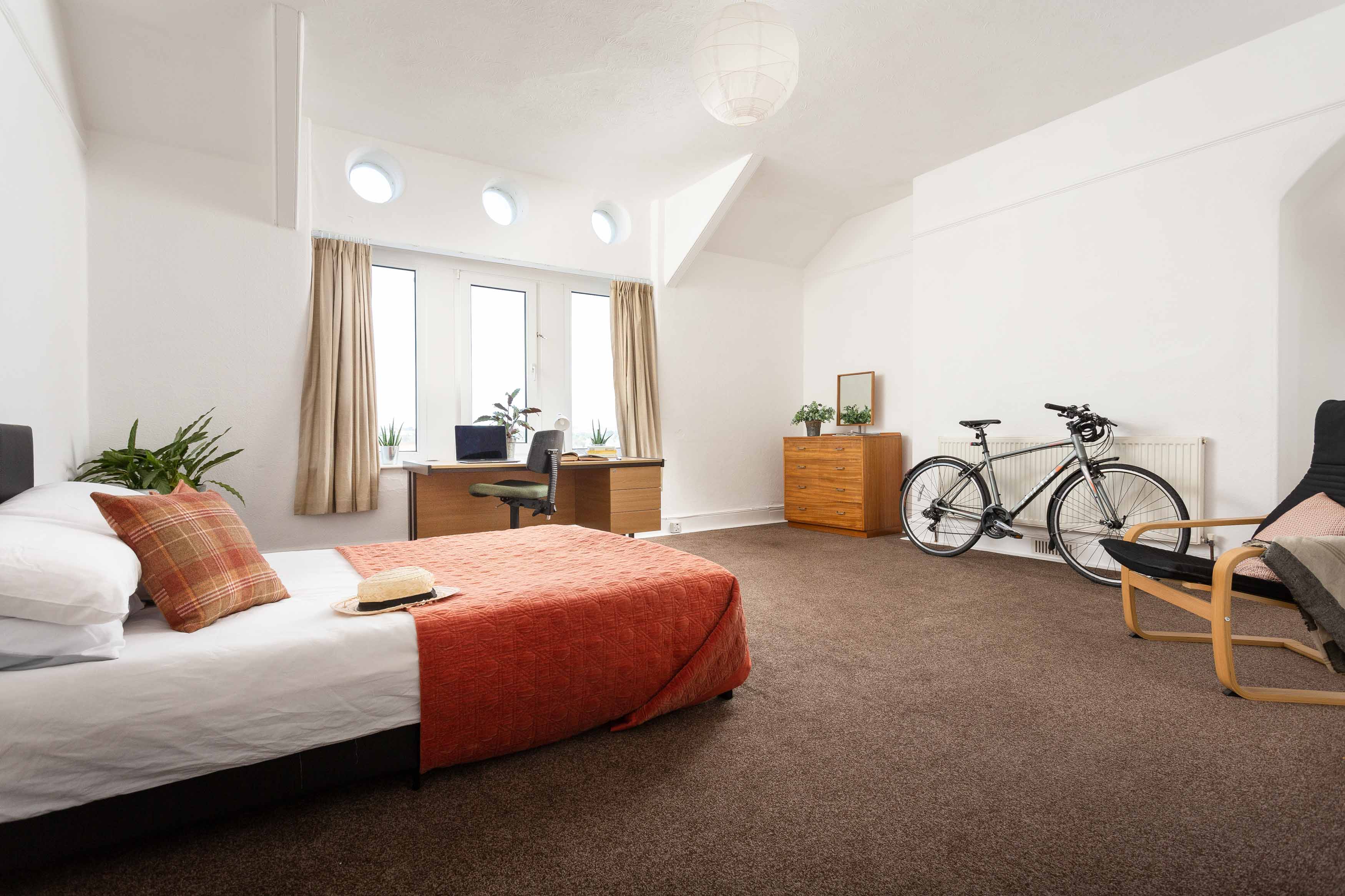 Room Houndiscombe Road in Plymouth