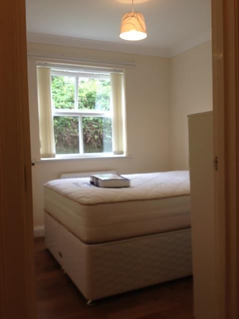 Room Olive Shapley Avenue in Manchester
