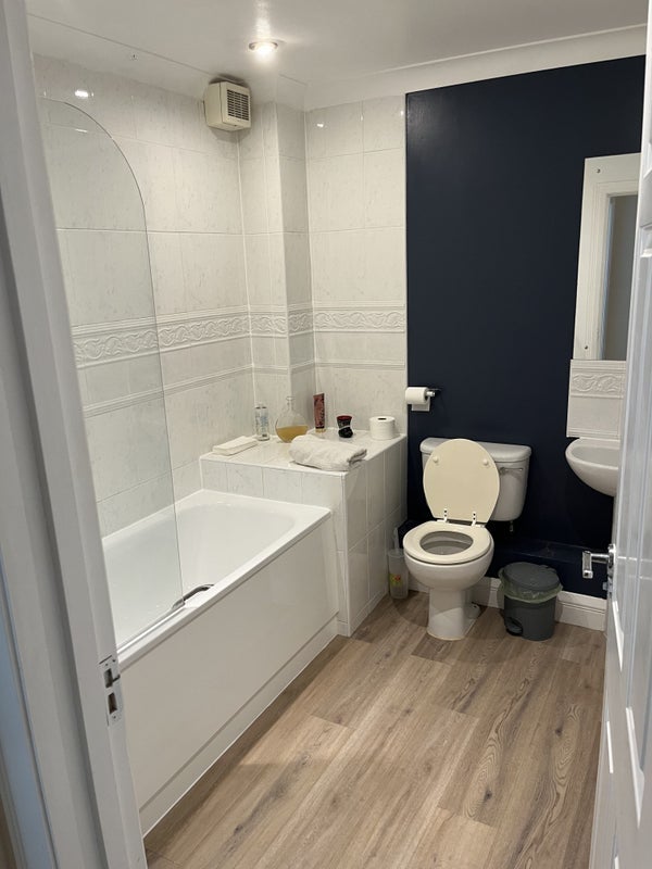 Room Olive Shapley Avenue in Manchester