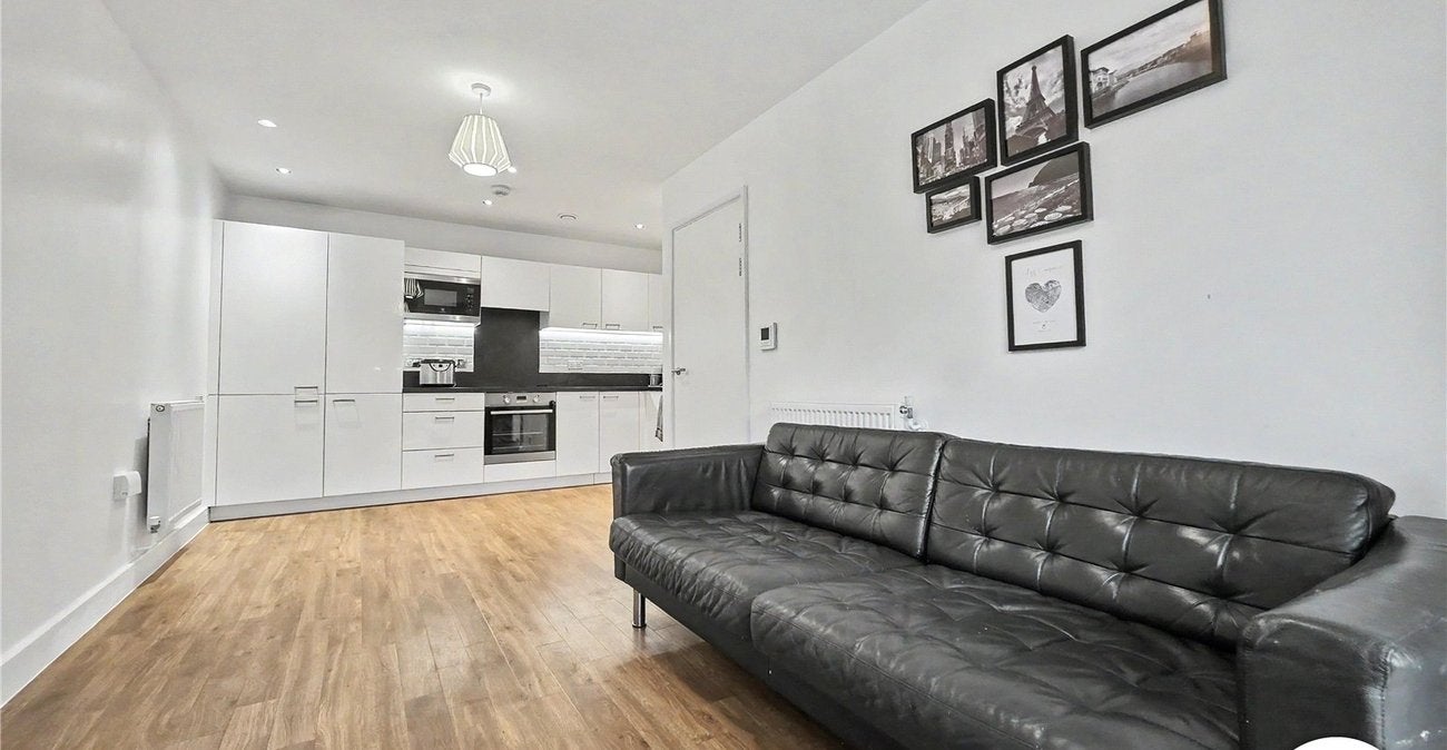Flat Adenmore Road in Greater London