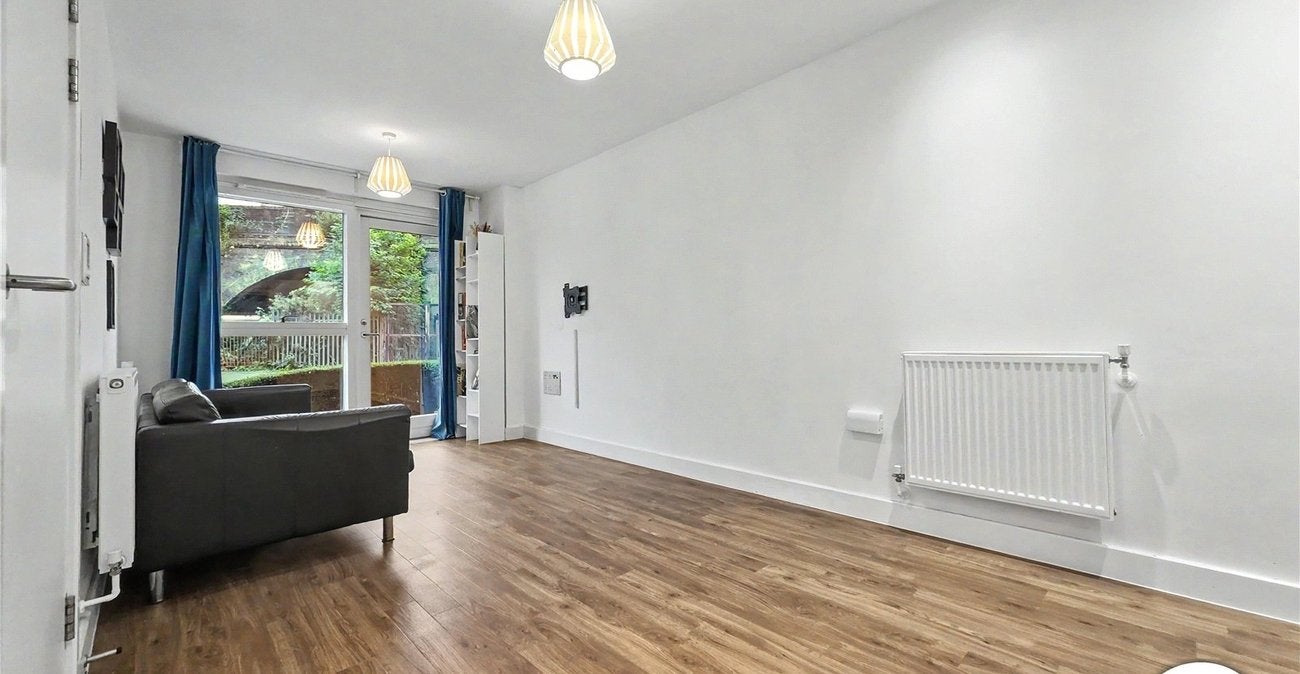 Flat Adenmore Road in Greater London