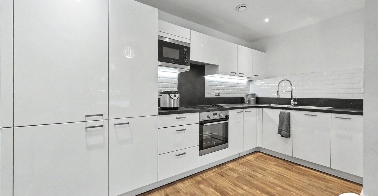 Flat Adenmore Road in Greater London